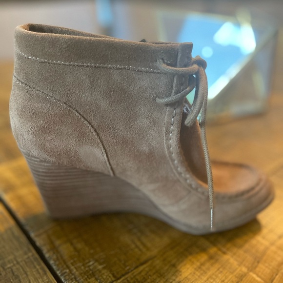 Lucky Brand Tan Wedged Leather Booties Size 38/8. EUC - Picture 6 of 11